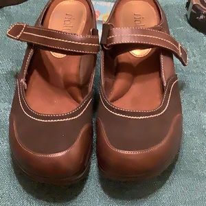 NEW COMFY BROWN CLOGS